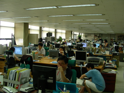 The newsroom of OhmyNews (Photo: Jean-Marc Poisson)