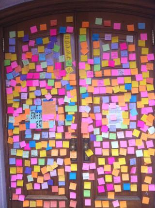 Post-it notes adorn statehouse door (Photo by Jonathan Rosenblum)